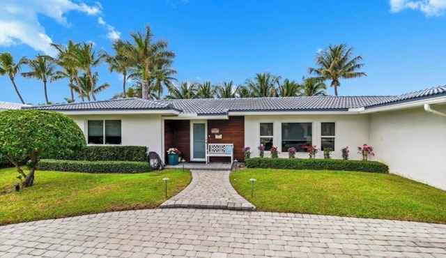 Lovely 3-bedroom house with heated pool in pleasant Lighthouse Point
