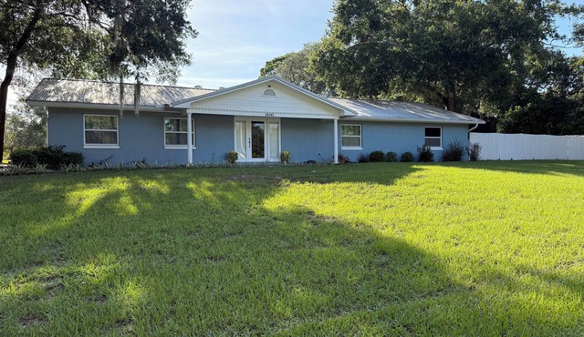 Lovely 3-Master bedroom house in Eustis very spacious with plenty of parking.