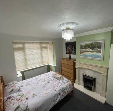 Lovely 4 bed house with patio & bbq