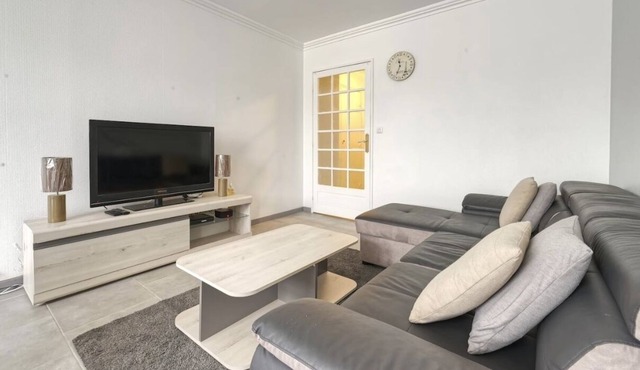 Lovely 4 bedroom apartment with free parking