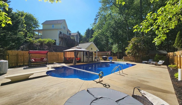 Lovely 4-bedroom house with hot tub, seasonal pool, game room, putting green