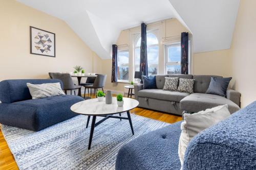 Lovely 4-BR Home In Leyton - Sleeps 14, Near Tube, Arcade, 100inchTV