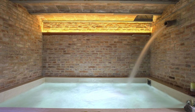 Lovely apartment for 4 guests with hot tub, WIFI, pool, TV, patio and pets allowed