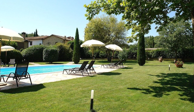 Lovely apartment in villa with pool, WIFI, TV, terrace and pets allowed, close to San Gimignano