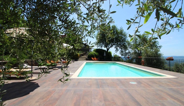 Lovely apartment for 7 people with WIFI, pool, TV, pets allowed and parking