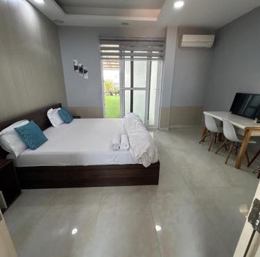 Lovely bedroom - private entrance near max