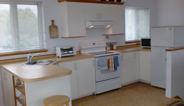 Lovely, bright,1-br apt in historic village of Canning, 5 mins from beach