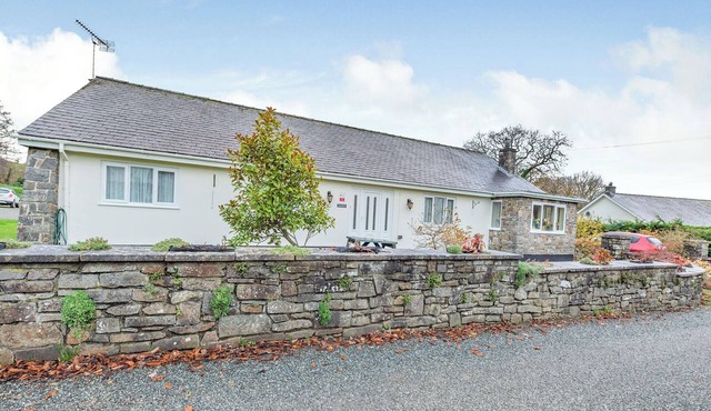 Lovely bungalow situated on a fishery just 4 miles from Aberaeron harbour town.