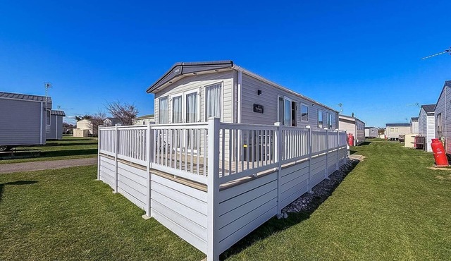 Lovely caravan with seaviews and decking near Pakefield beach ref 68040CR