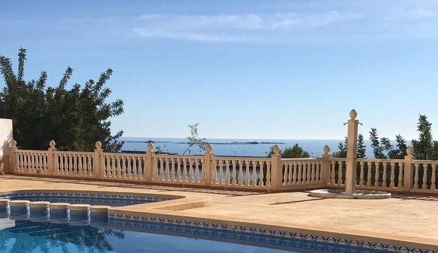 Lovely Central Apartment Steps from Villajoyosa Beach