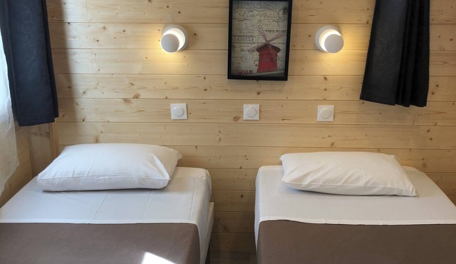 Lovely Chalet-style studio on ground floor with terrace overlooking garden near IGR line 14