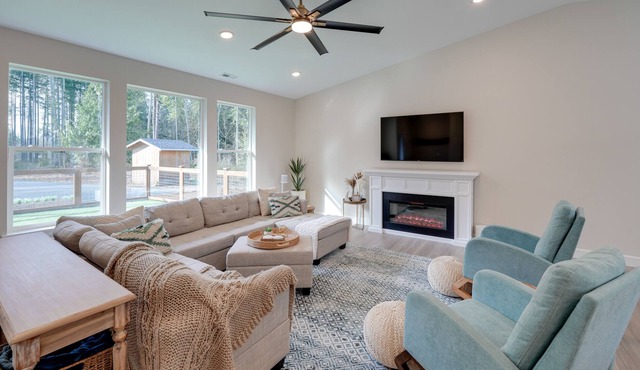 Lovely Clinton Home w/ Hot Tub on 10 Acres!