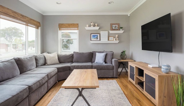 Lovely Coastal Boho home close to Beaches & SOFI with Pool, AC & King bed
