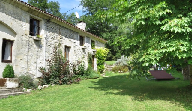 Lovely complex of 5 gites,10 acres- heated pool, games room, fishing lake.