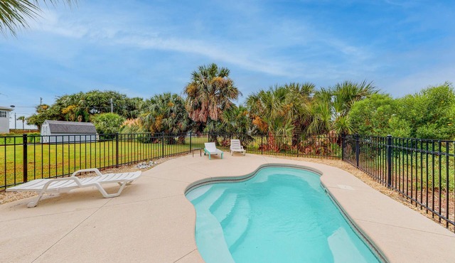 Lovely, Dog-Friendly House Close to Beach w/Free WiFi, Central AC, Private Pool