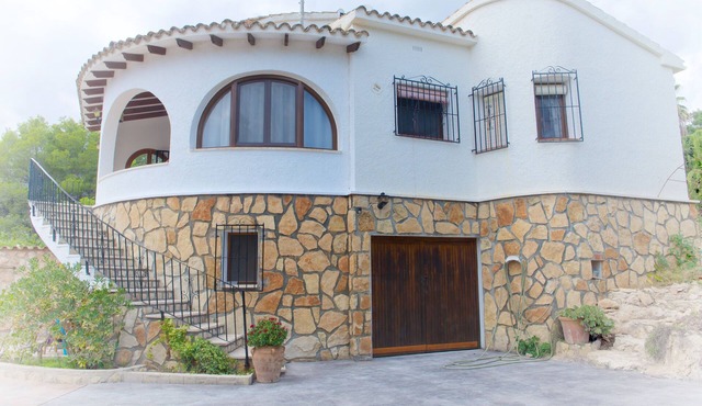 LOVELY FAMILY VILLA JUST A SHORT WALK TO THE BEACH AND TOWN.