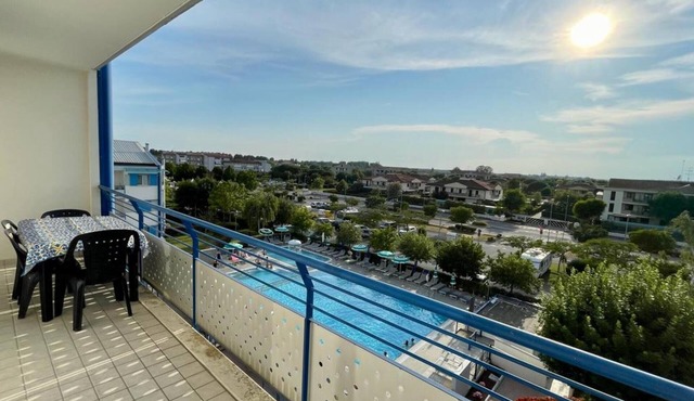 Lovely flat overlooking the pool
