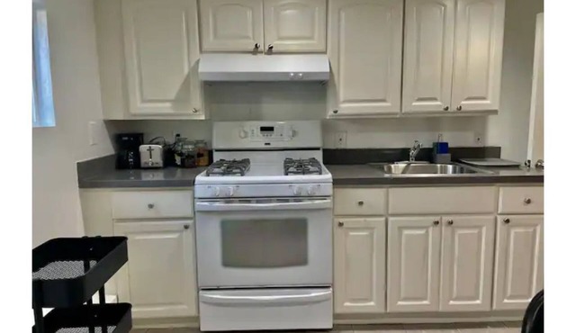 Lovely Fruitvale Studio. Near BART to SF Downtown
