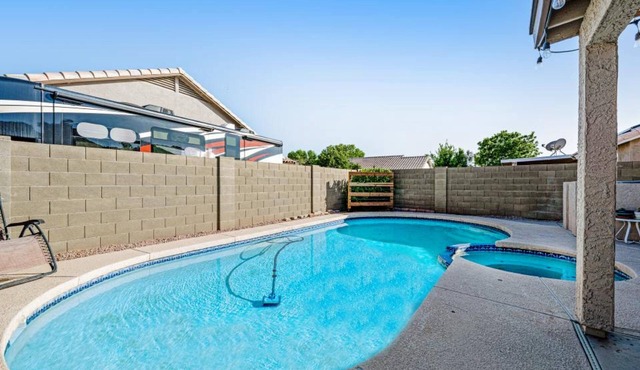 Lovely getaway with private pool, putting green & desk