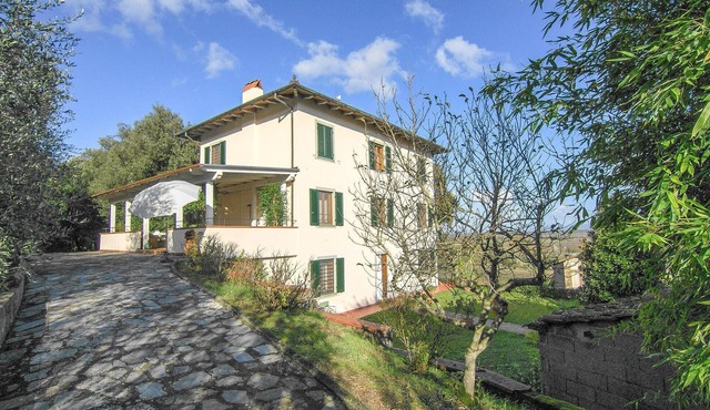 Lovely home in Castelvecchio di Comp. with WiFi