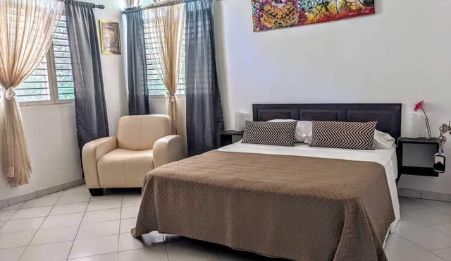 Lovely Holiday Room/Private Bath in Colonial Villa