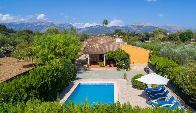 Lovely home in Buger with private swimming pool, can be inside or outside