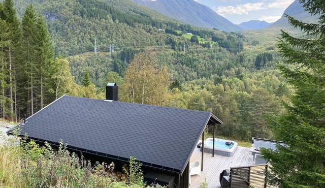 Lovely home in Stordal with WiFi