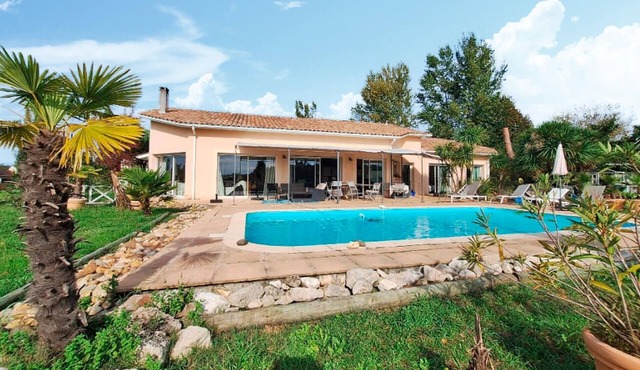 Lovely home in Virazeil