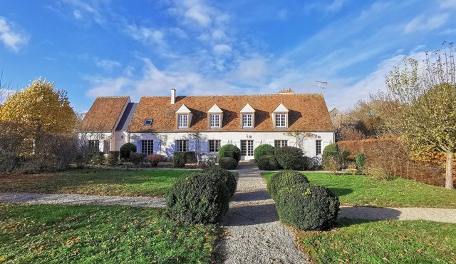 Lovely home in Yèvre-la-Ville