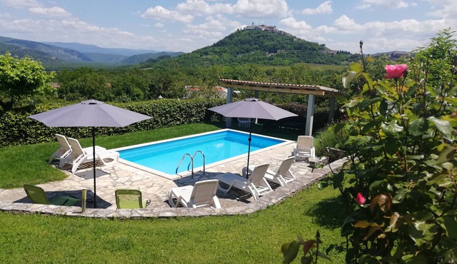 Lovely house for 8 person with pool