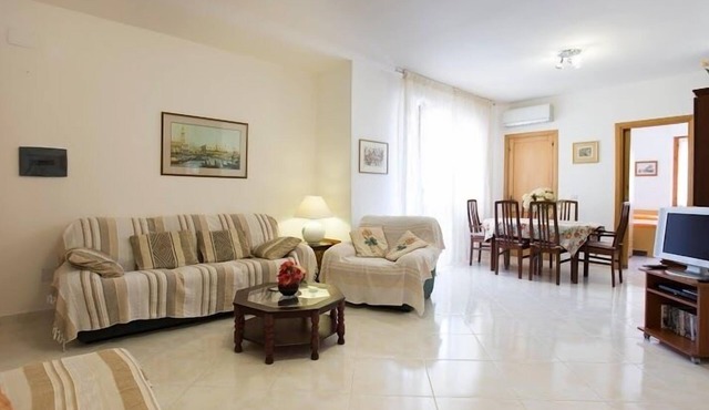 Lovely, large apartment near Lido beach & old town with wifi and aircon