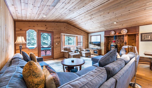Lovely large home, hot tub, pet ok, private setting, hike out the back door