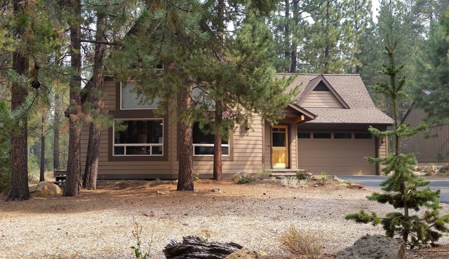 Lovely, light, bright home in the woods! SHARC passes included! Hot tub!