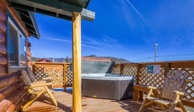 Lovely log cabin with private hot tub & deck - dogs, hikers & skiers welcome