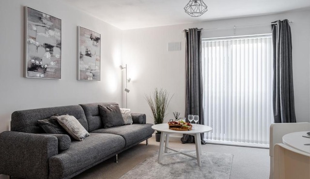 Lovely Modern 2 Bed City Centre Apartment with FREE parking - Double or Twin Beds Available