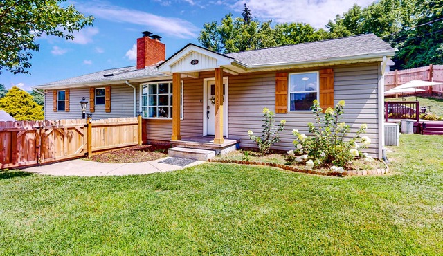 Lovely modern home with private yard, swimming pool, firepit, & mtn views