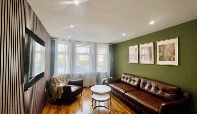 Lovely Paisley Home with Parking - Pass the Keys