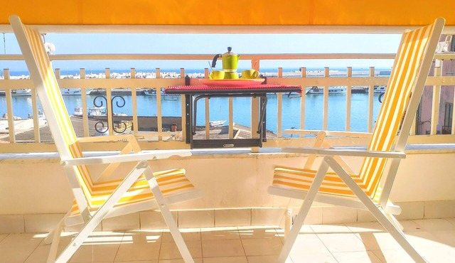Lovely seafront apt @the port