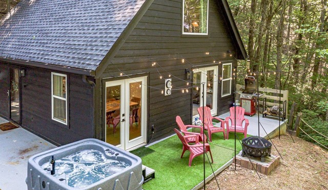 Lovely Secluded Cabin Surrounded by Trees in Clarkesville, Georgia