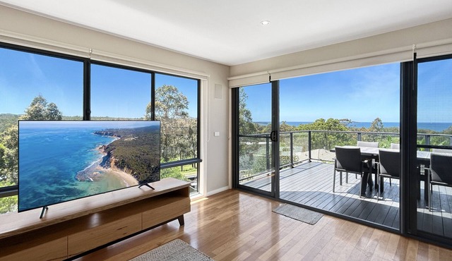 Lovely & Spacious 4-Bed Home with Ocean Views