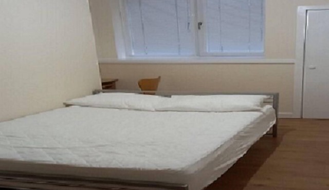 Lovely spacious double bed sleeps 8