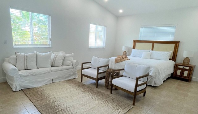 Lovely Studio steps from the beach. Optional golf car rent