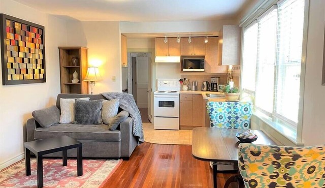 Lovely Suite in Heritage Manor, Free Parking