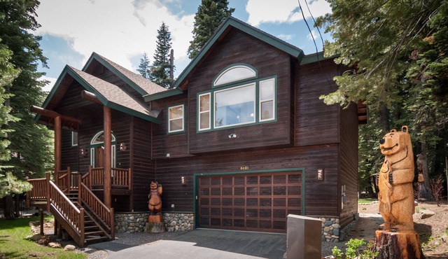 Lovely Tahoma Dream Home, Hot tub, Park-Like yard, Bocce ball