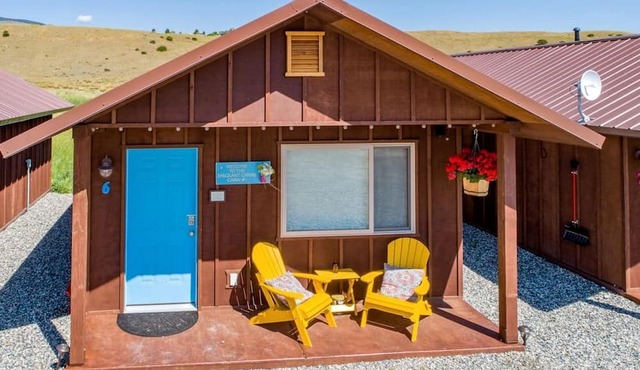Lovely Tiny Cabin Close to Yellowstone with Incredible Mountain Views in Emigrant, Montana