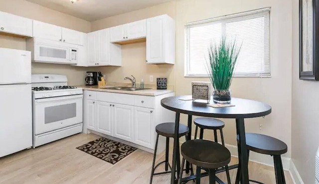 Lovely top floor corner apt in trendy SugarHouse