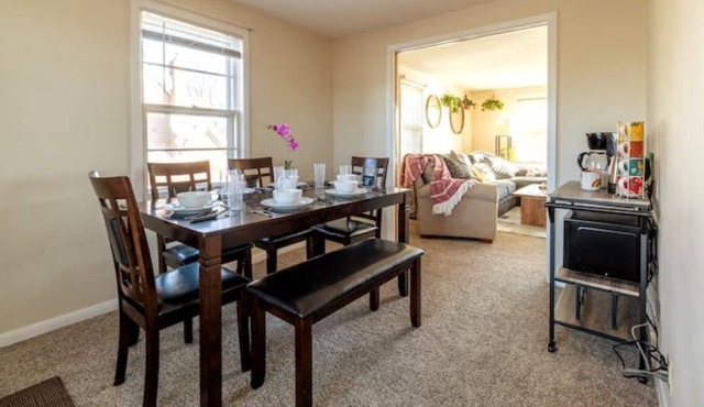 Lovely Upper Unit, Steps to the Beach and Zoo