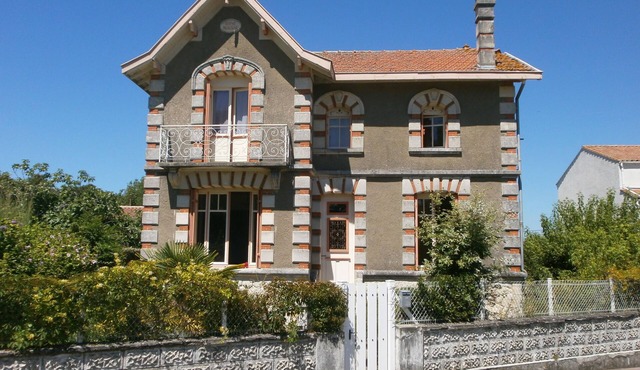 Lovely VILLA. WALK to Beach, restaurants, town, shops family friendly garden 12p