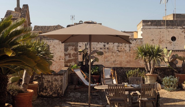 Lovingly renovated apartment with a great roof terrace - ideal for couples!