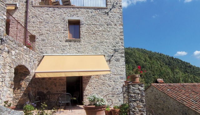 Lovingly restored apartment in stone ensemble with sea view